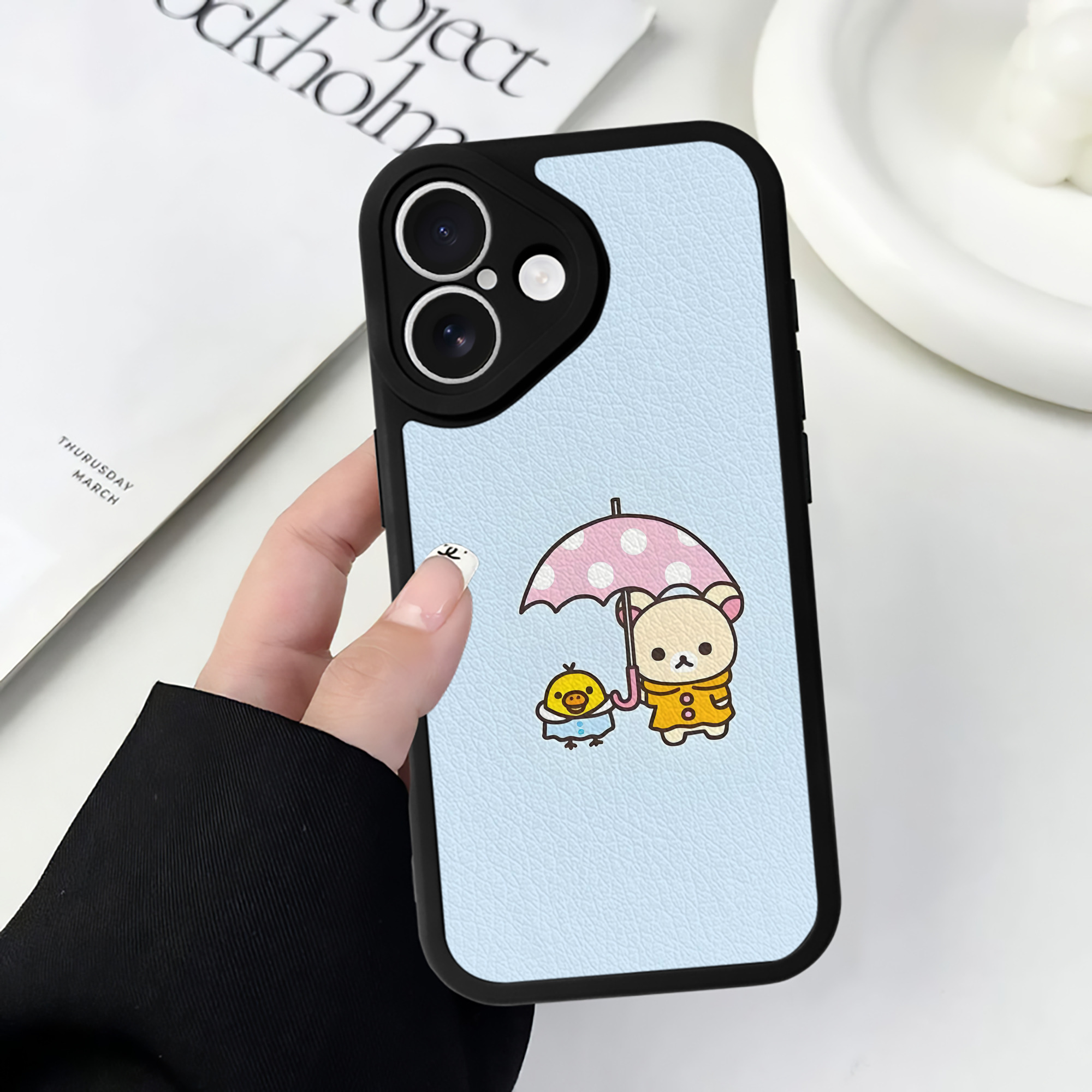 （画像用） リラックマ リラックマ キイロイトリ Rilakkuma Korilakkuma Kiiroitori 【iPhone 16シリーズ対応】シリコンスマホケース（レザー調） 材質：シリコン